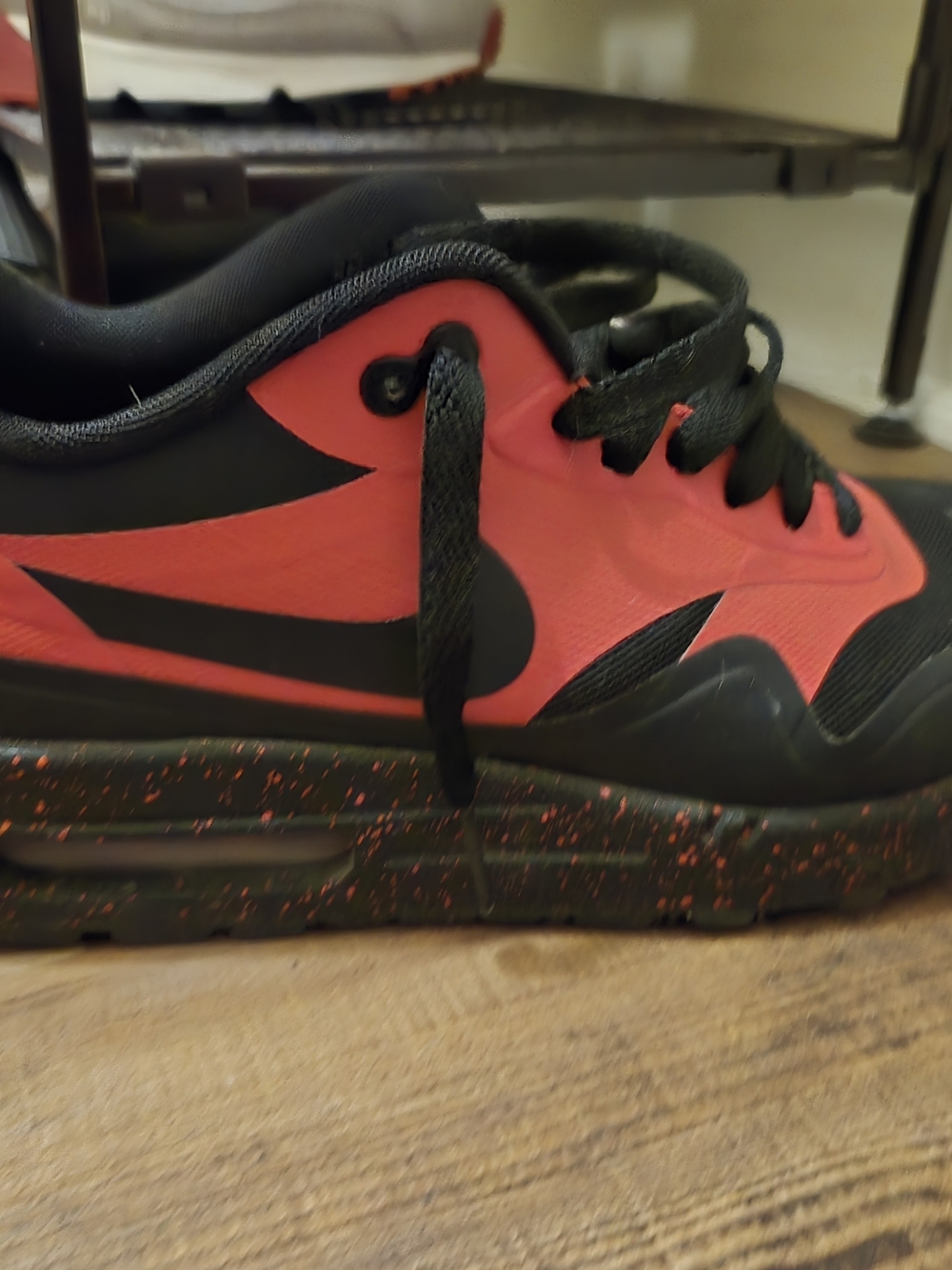 Nike Men's Athletic Shoes Black and Red Low-Top Sneakers